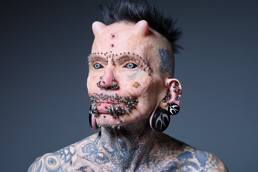 Nguoi dan ong deo nhieu khuyen nhat the gioi hinh anh