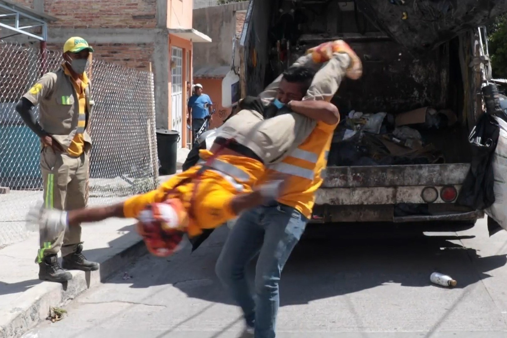 Hai nguoi thu gom rac dau vat tu do tren duong pho Mexico hinh anh