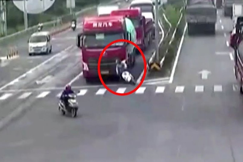 Nguoi di xe may song sot khi bi xe tai can hinh anh