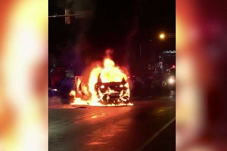 Nguoi bao loan dot xe sau vu canh sat My ban chet mot nguoi goc Phi hinh anh