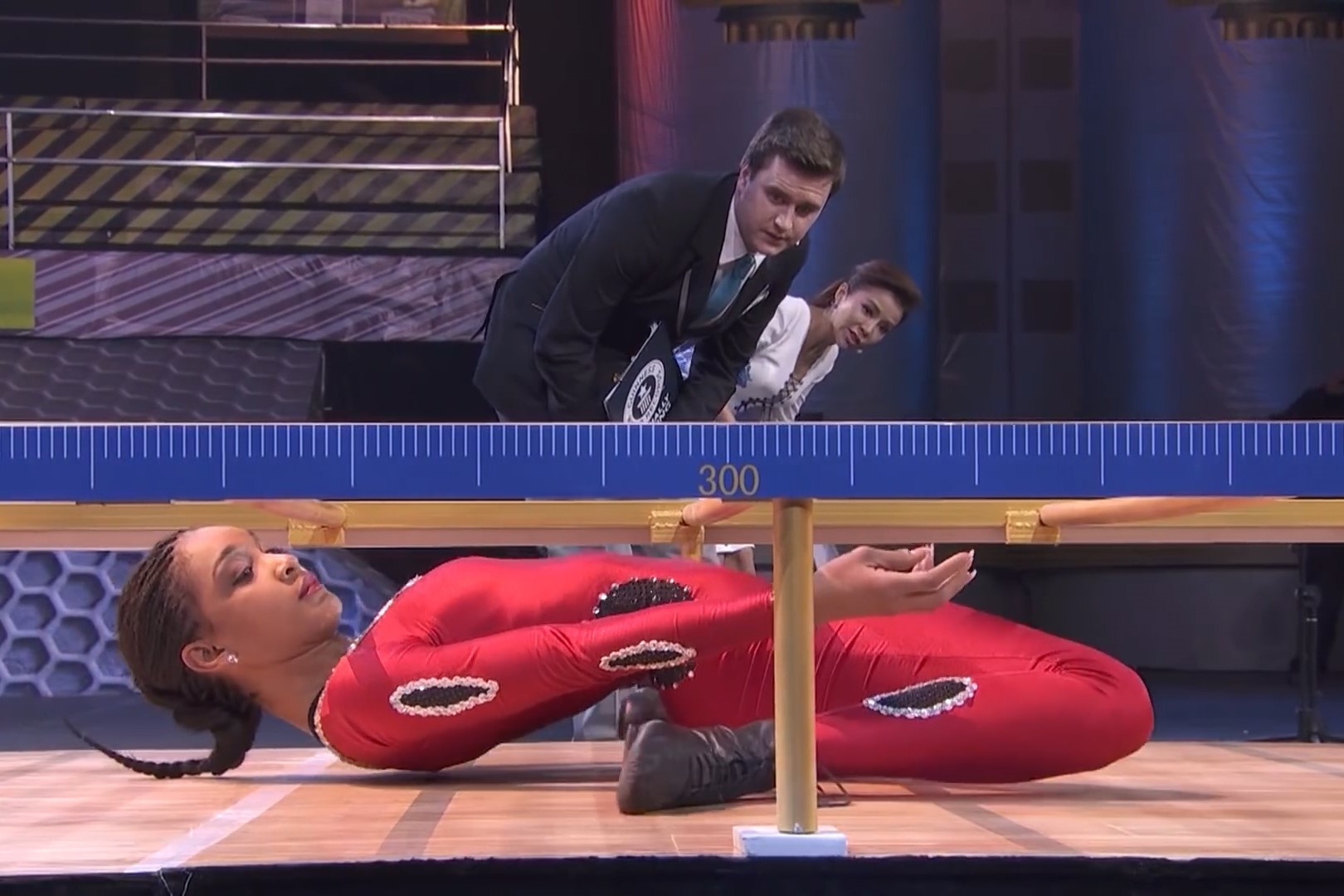 Co gai lap ky luc khi uon nguoi, chui qua gam cao gan 30 cm hinh anh