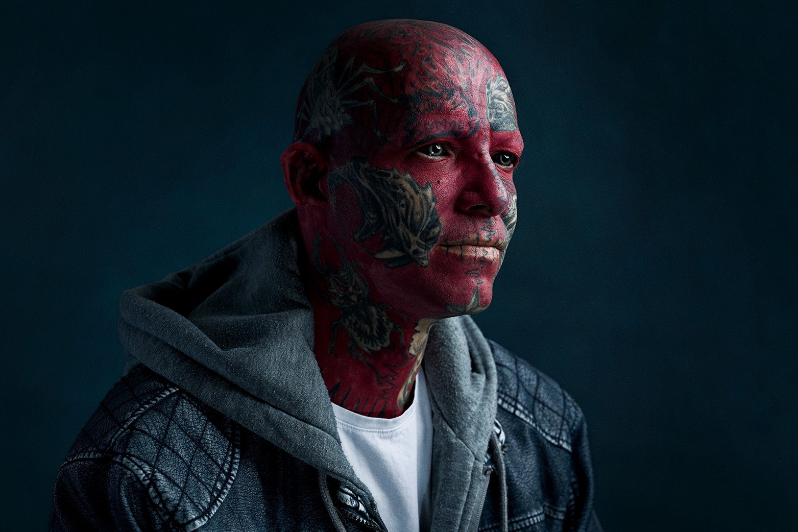 Nguoi dan ong co biet danh 'quy do' vi xam khap co the hinh anh