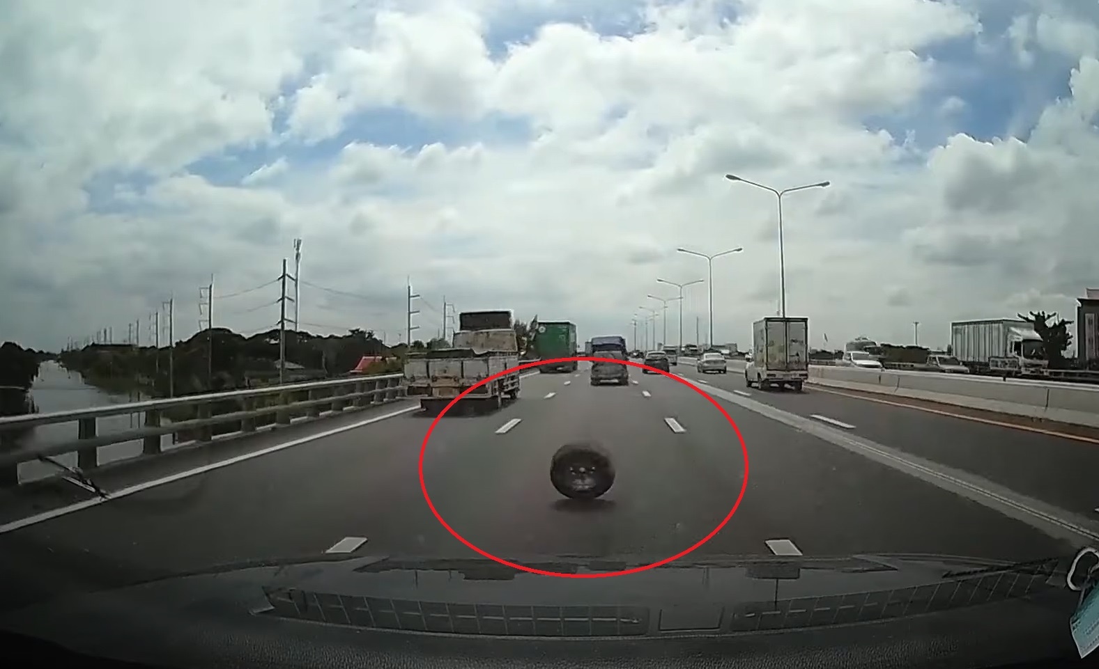 Lop oto roi tren cao toc gay tai nan cho xe khac hinh anh