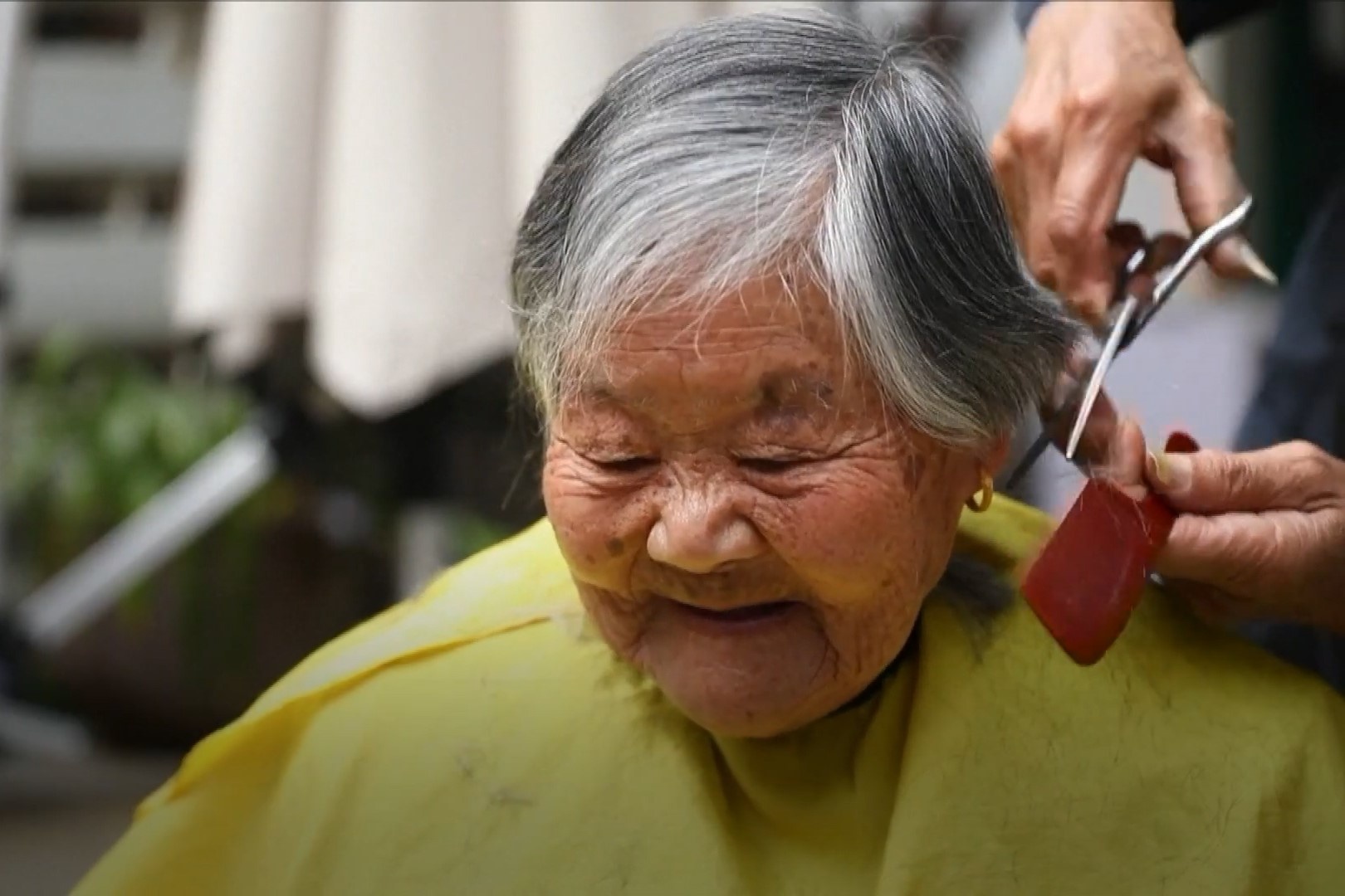 6 thap ky di cat toc mien phi cua ong cu 80 tuoi hinh anh