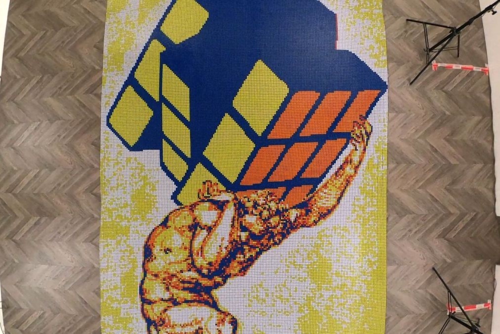Buc tranh duoc lam tu hon 6.000 khoi rubik hinh anh