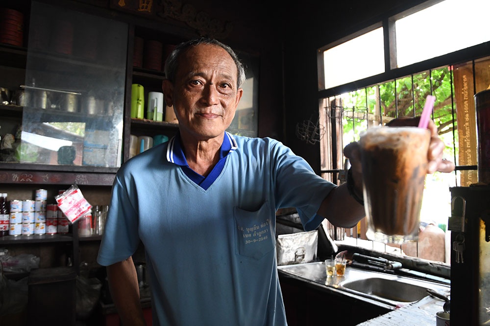 Quan ca phe rang xay 114 nam tuoi tai Thai Lan hinh anh