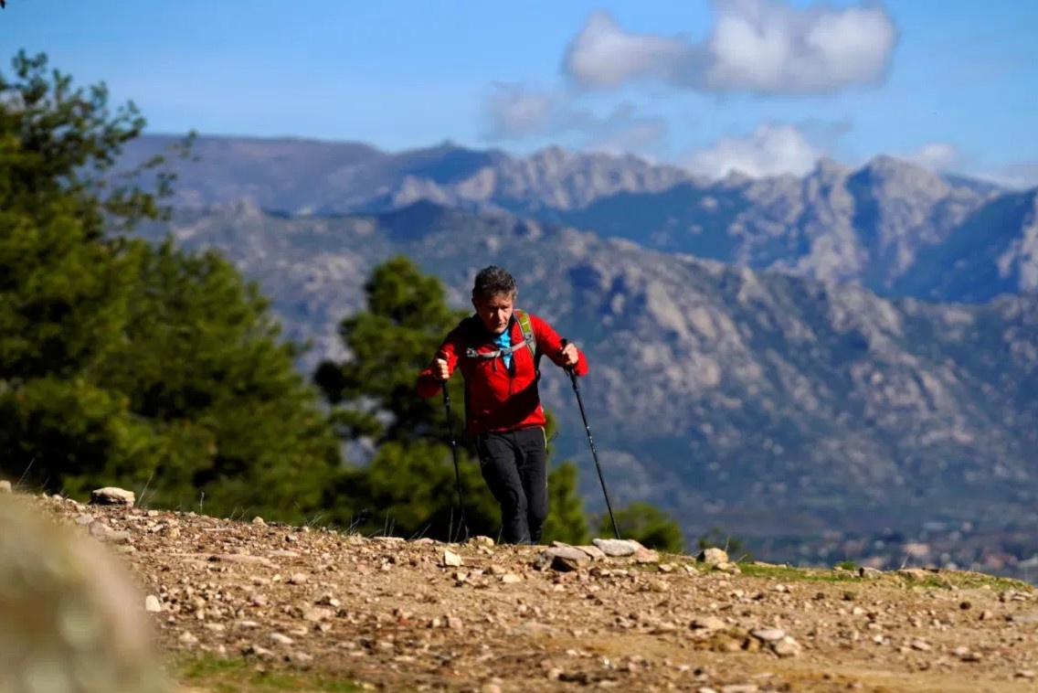 Cu ong 81 tuoi chinh phuc 12 dinh nui cao nhat the gioi hinh anh