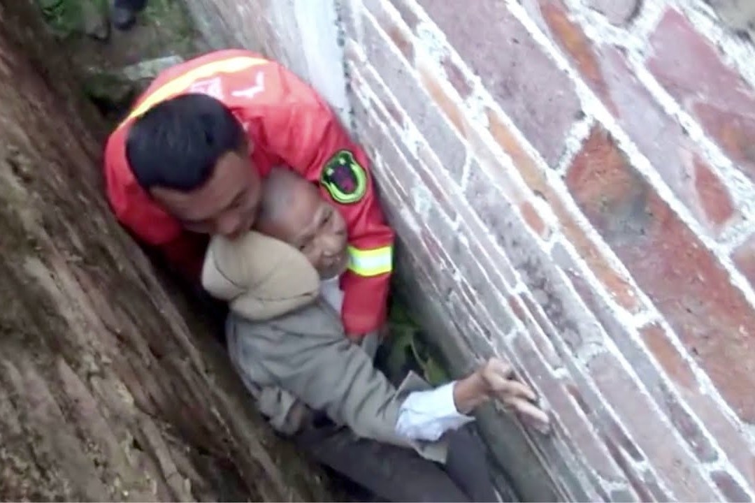 Giai cuu cu ong 85 tuoi ket giua khe tuong o Trung Quoc hinh anh