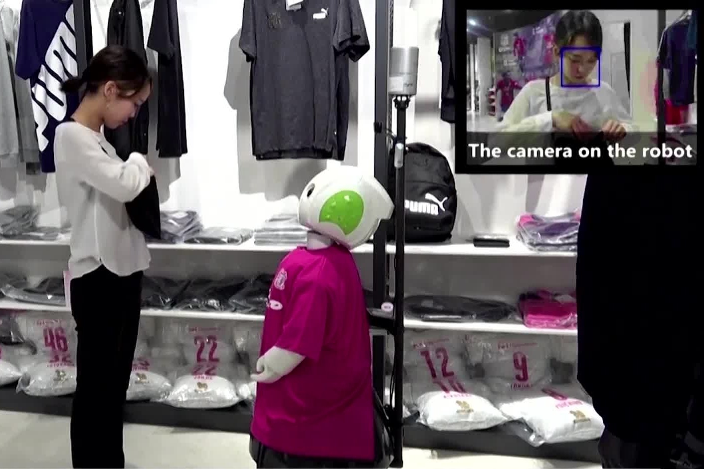 Robot nhac khach deo khau trang o Nhat hinh anh