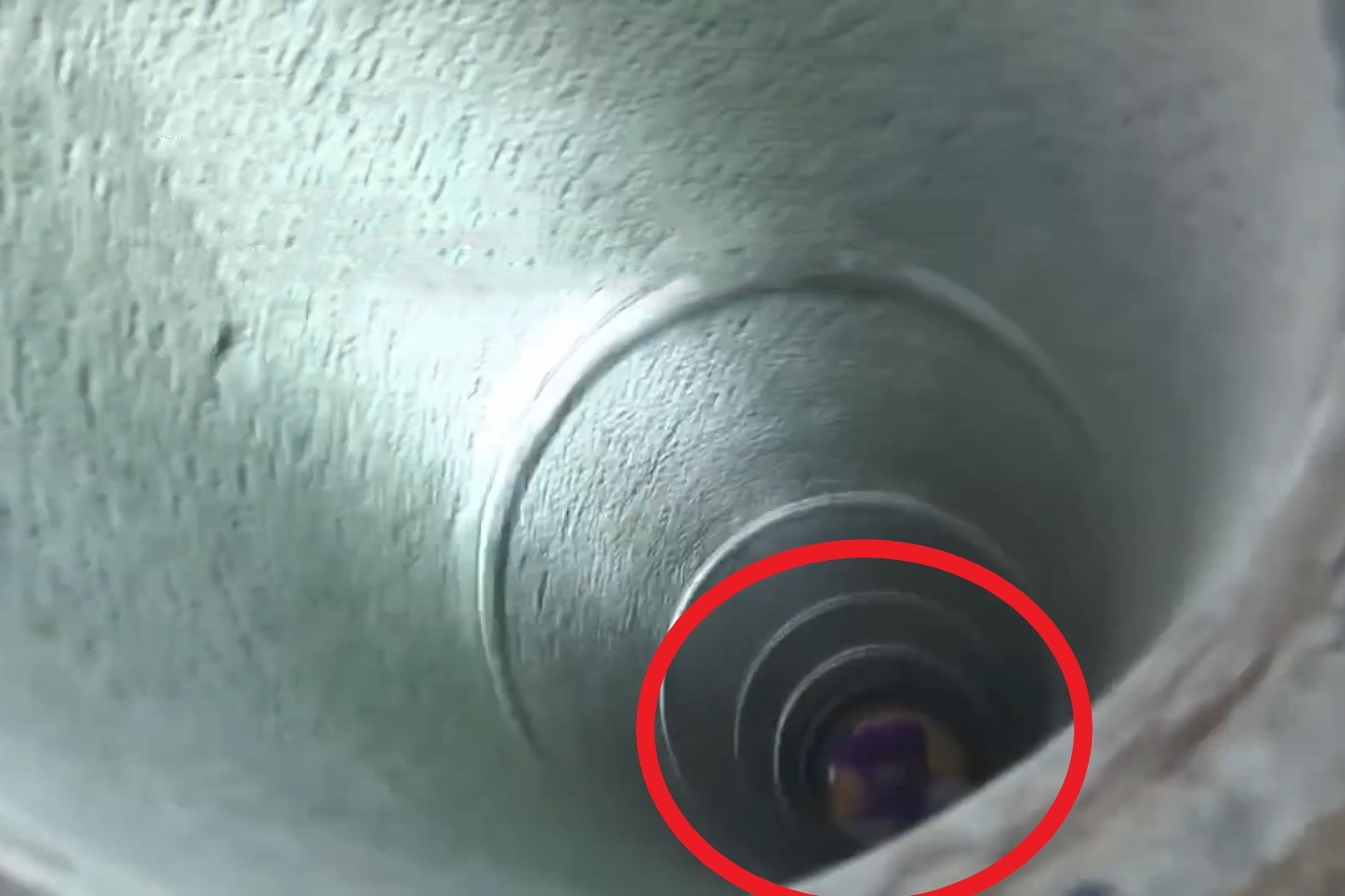 Giai cuu nguoi phu nu roi xuong gieng sau 30 m hinh anh