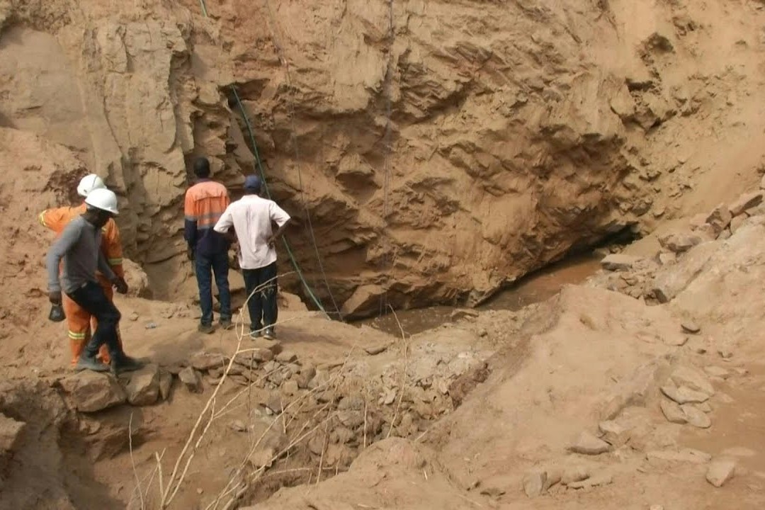 40 nguoi bi vui duoi long dat do sap mo vang o Zimbabwe hinh anh