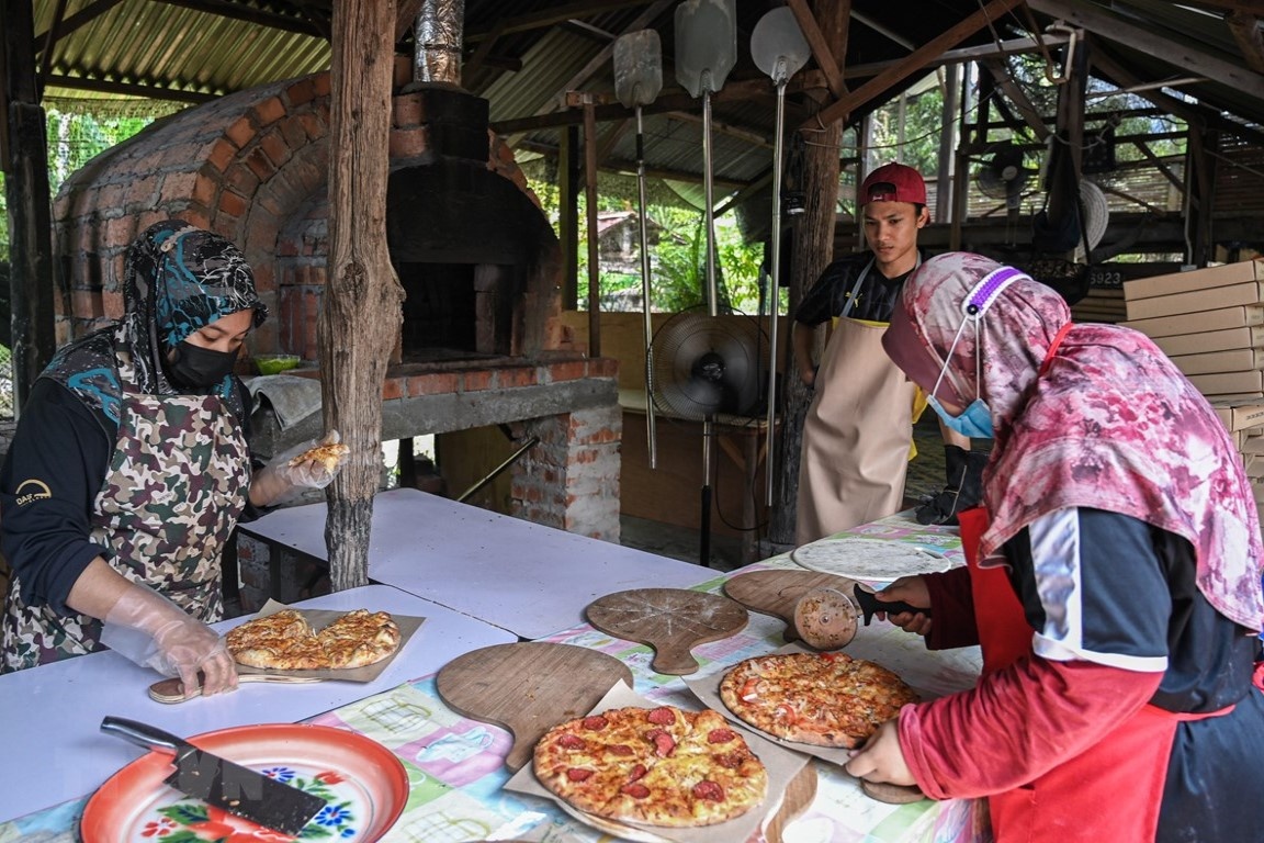 Tiem pizza ban hon 800 chiec moi ngay o Malaysia hinh anh