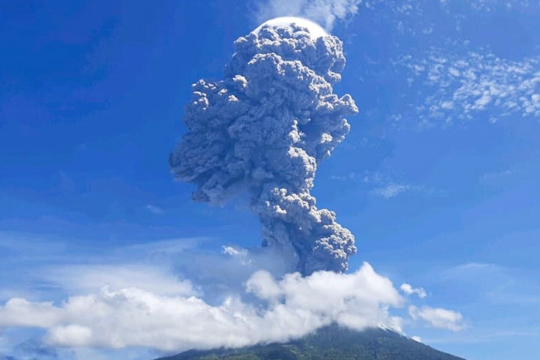 Nui lua phun cot tro bui cao 4 km o Indonesia hinh anh