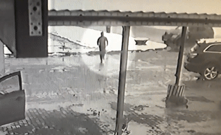 Nguoi di bo may man thoat chet khi suyt bi xe dung hinh anh