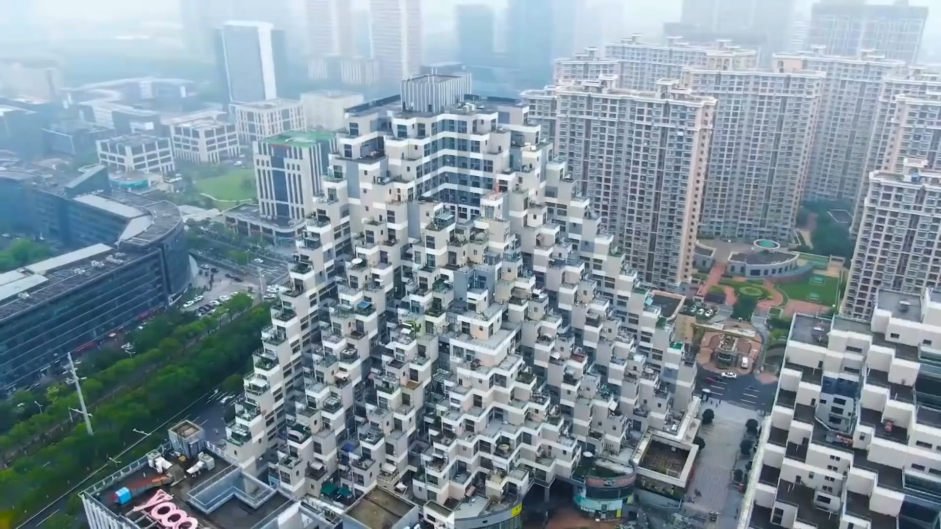 Toa nha co thiet ke nhu kim tu thap tai Trung Quoc hinh anh