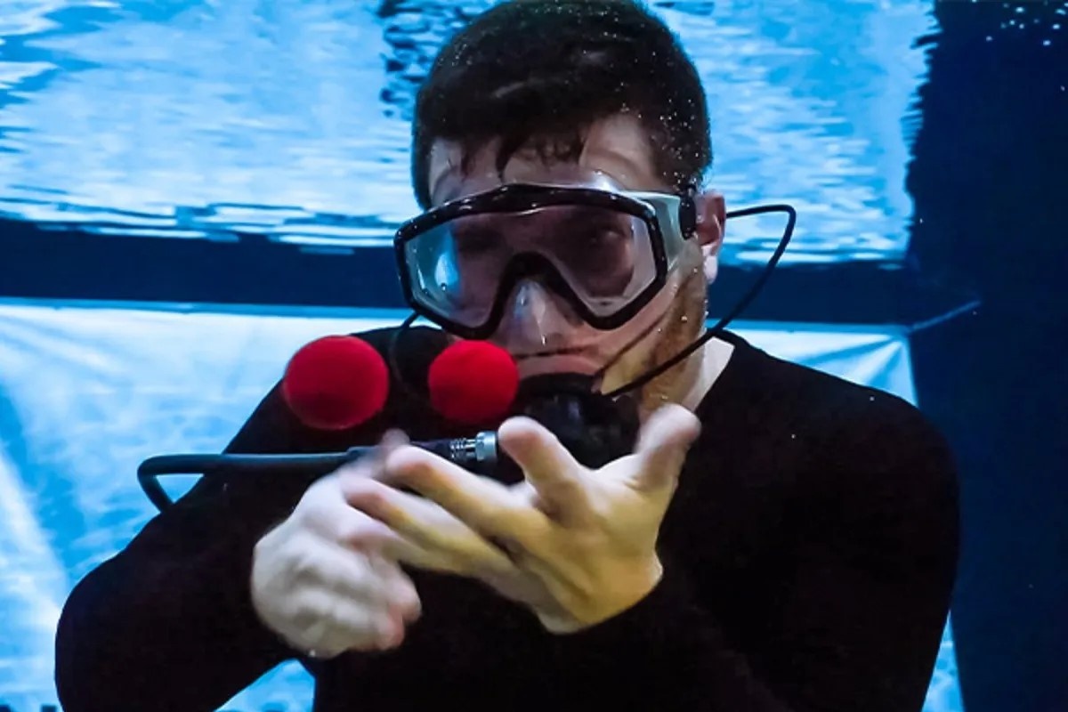 Ky luc lam ao thuat duoi nuoc trong ba phut hinh anh