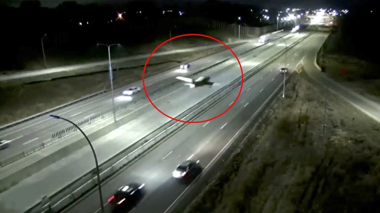 May bay ha canh khan cap tren duong cao toc tai My hinh anh