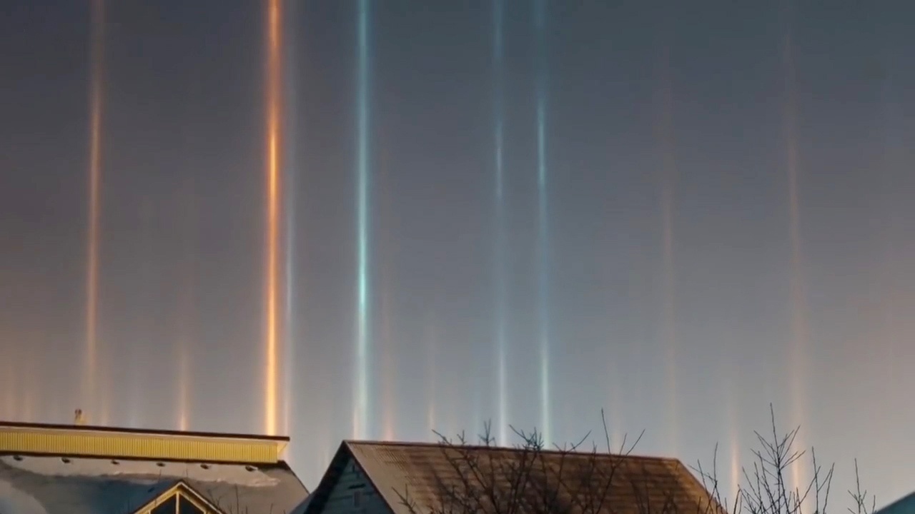 Nhung cot sang day mau sac xuat hien tren bau troi Nga hinh anh