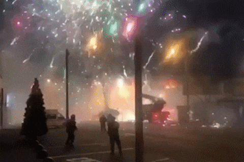 Chay gian hang ban phao hoa, khu cho lon bi thieu rui o Nga hinh anh