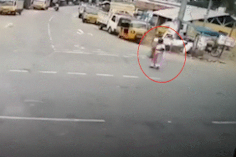 Nguoi phu nu song sot khi bi xe tai tong o An Do hinh anh