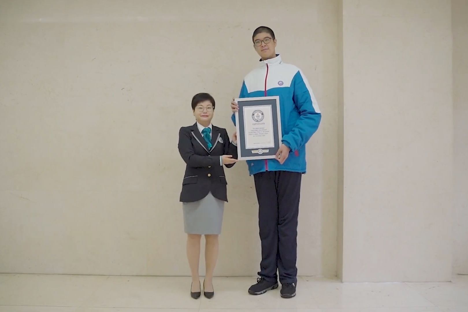 Thieu nien 14 tuoi cao nhat the gioi hinh anh