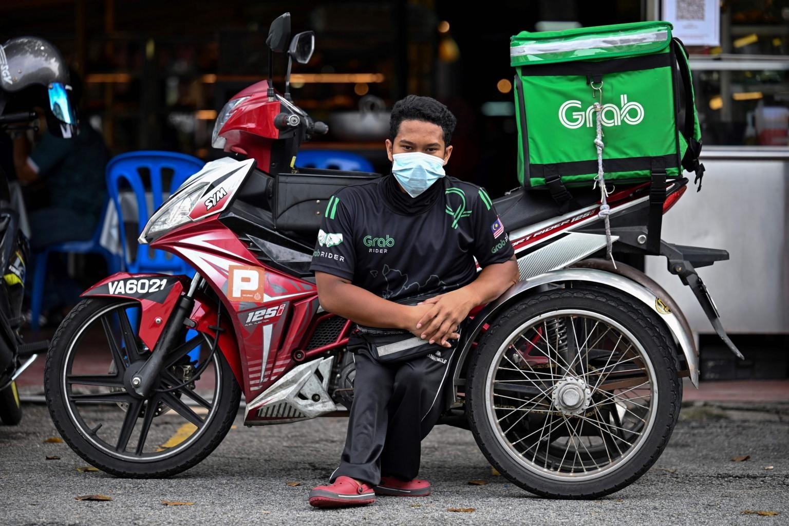 Shipper chi cao 108 cm tren duong pho Malaysia hinh anh