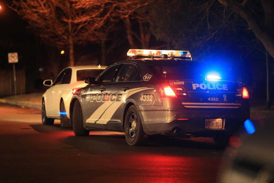 Canh sat ngan chiec xe vuot au, suyt dam vao nguoi di bo hinh anh