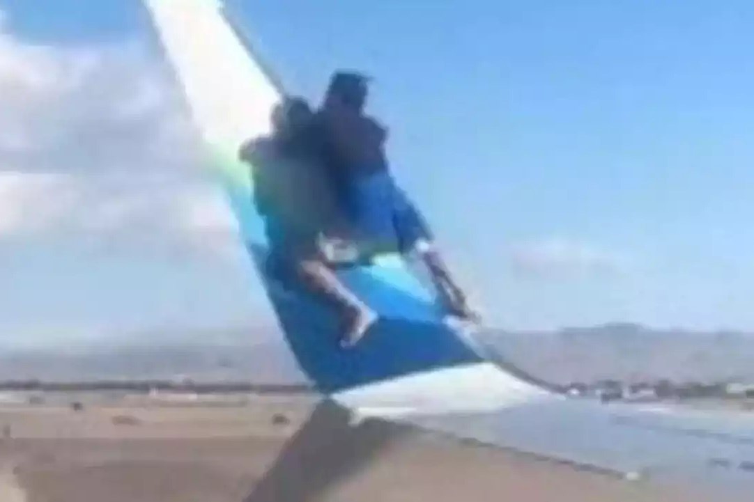 May bay sap khoi hanh bi nguoi dan ong treo len canh hinh anh