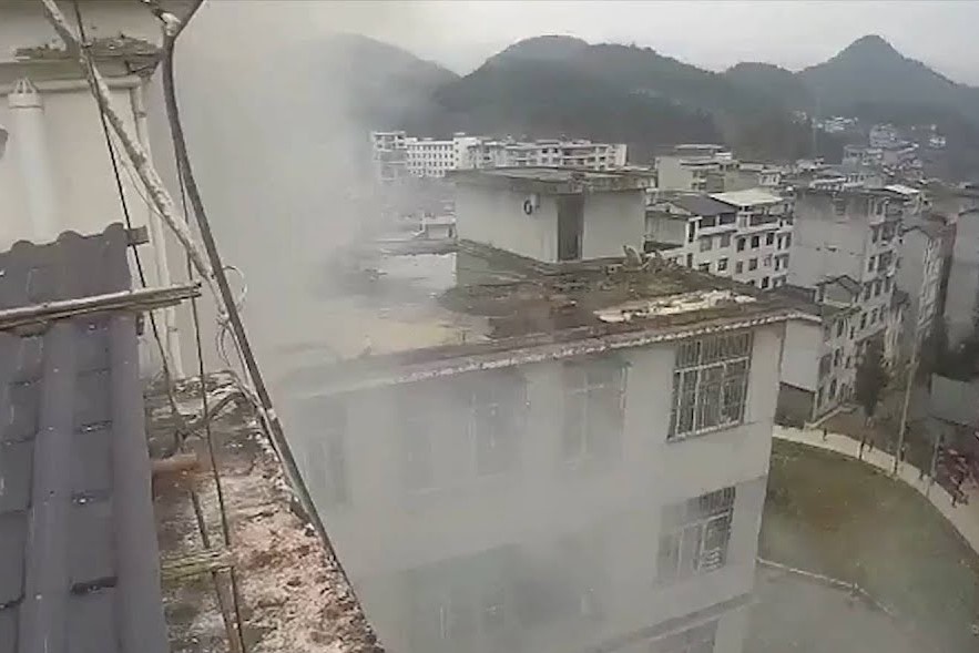 Canh sat cuu hai cu gia cung binh gas khoi dam chay o Trung Quoc hinh anh