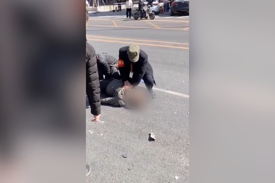 Tai xe ho hap nhan tao, cuu nguoi bi oto dam o Trung Quoc hinh anh