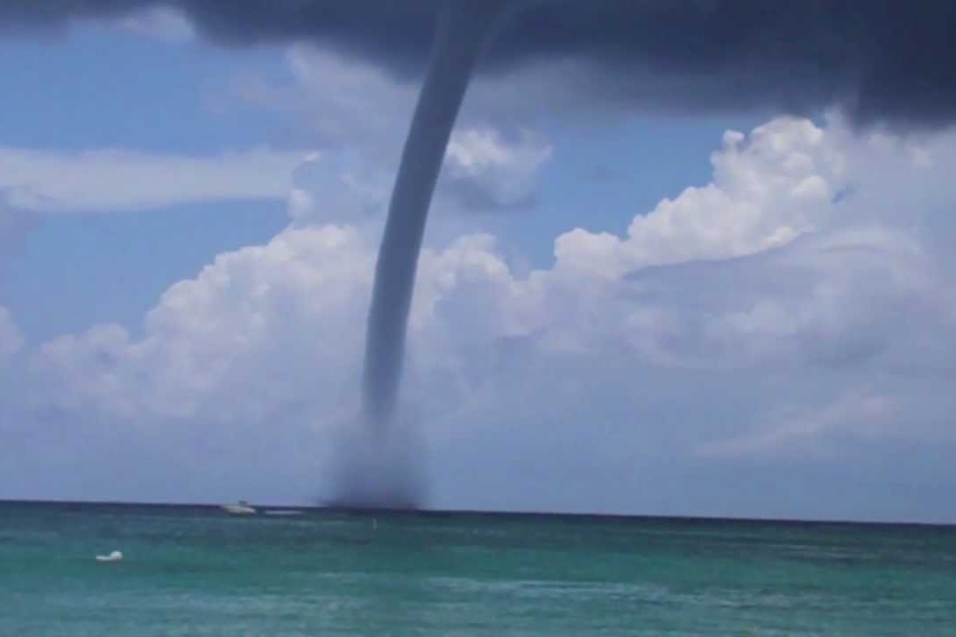 Voi rong nuoc xuat hien ngoai khoi bo bien Philippines hinh anh