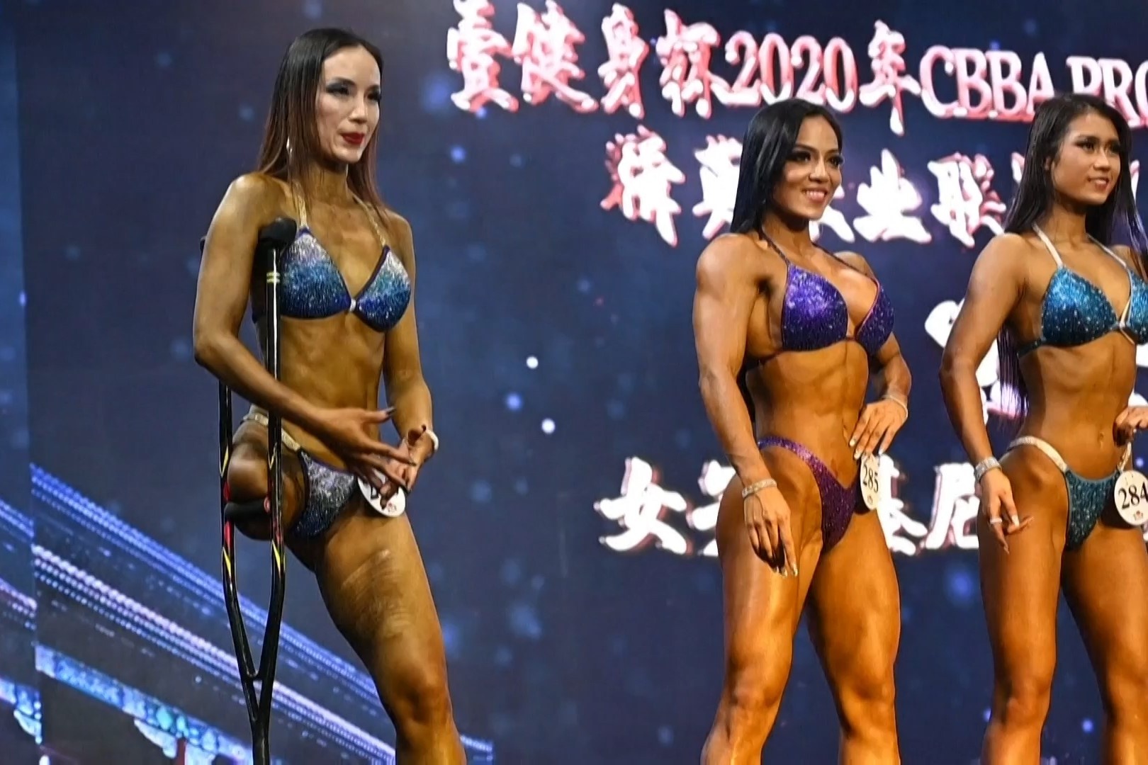 Nguoi phu nu mot chan chien thang cuoc thi the hinh hinh anh