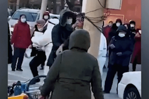 Hai cha con danh canh sat tai tram test Covid-19 o Trung Quoc hinh anh