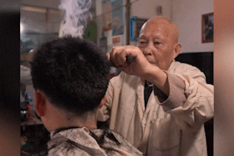 Nguoi tho cat toc bang thanh sat nong trong 70 nam hinh anh