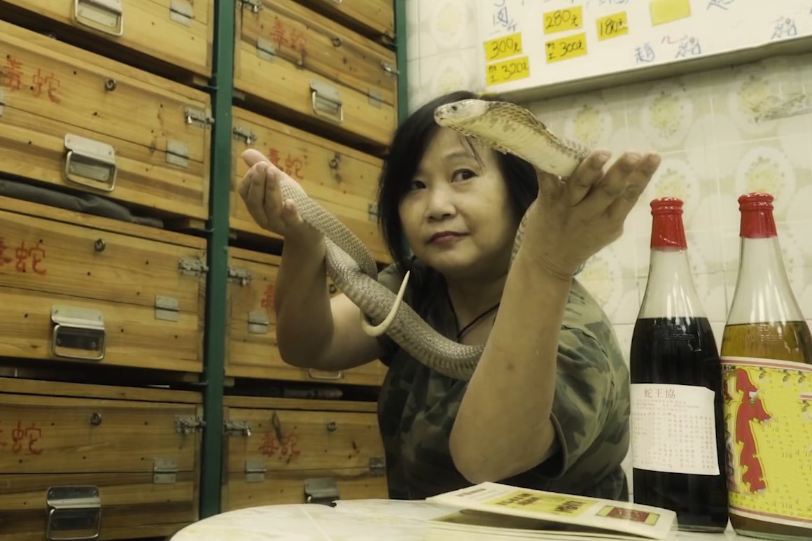 Nguoi phu nu 50 nam lam nghe bat ran hinh anh