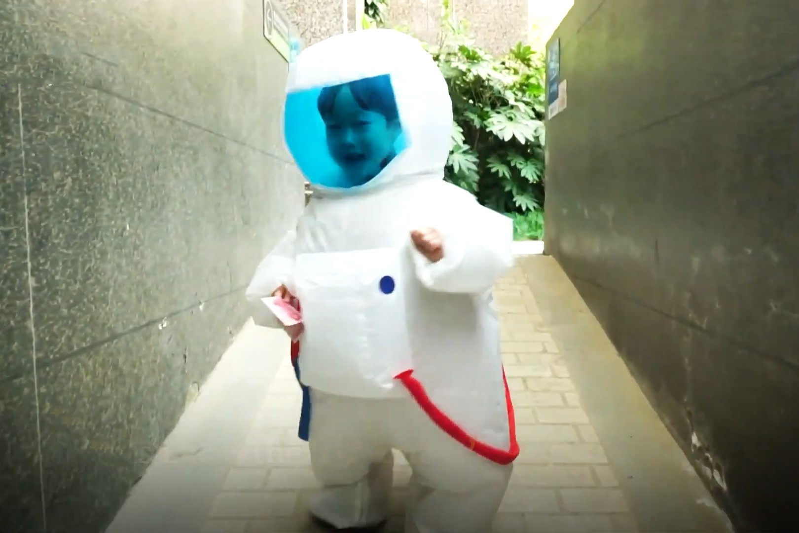 Be 4 tuoi bat ngo noi tieng khi mac bo do vu tru hinh anh