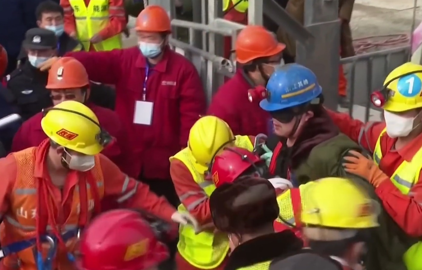 Giai cuu 11 tho mo mac ket 2 tuan duoi long dat o Trung Quoc hinh anh