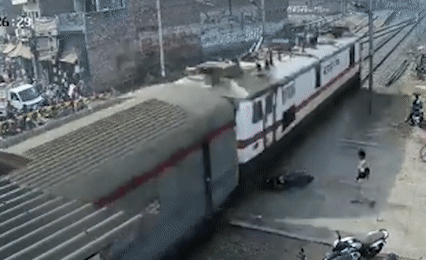 Tau cao toc nghien nat xe may chan duong o An Do hinh anh