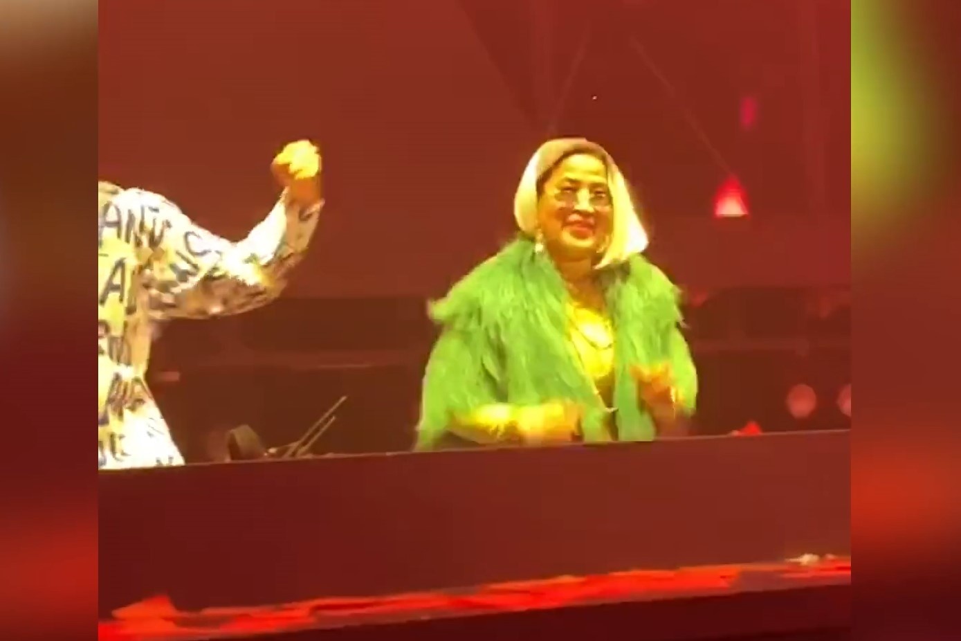 Cu ba 66 tuoi ngay ban dau phu thoi, dem lam DJ hinh anh