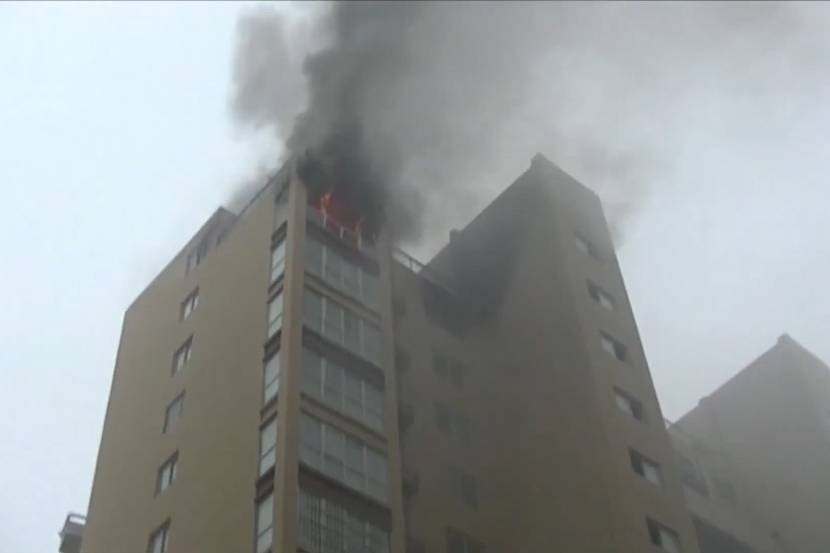 Giai cuu 2 dua tre khoi vu chay chung cu o Trung Quoc hinh anh