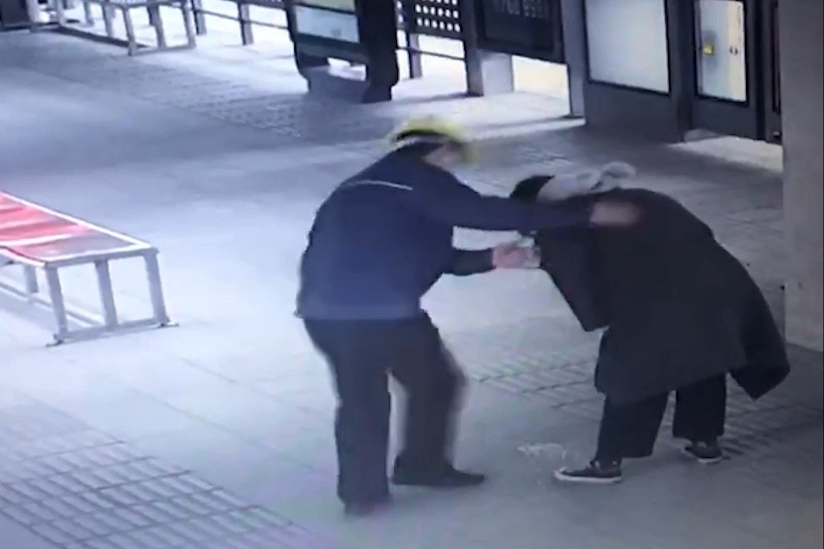 Nguoi la don bai non cho ba bau o ben xe buyt hinh anh