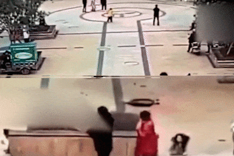 Be trai Trung Quoc nem phao vao mieng cong, gay no lon hinh anh