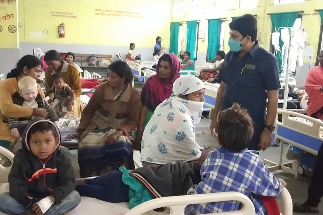 Y ta so suat tiem nuoc rua tay cho 12 tre nho o An Do hinh anh