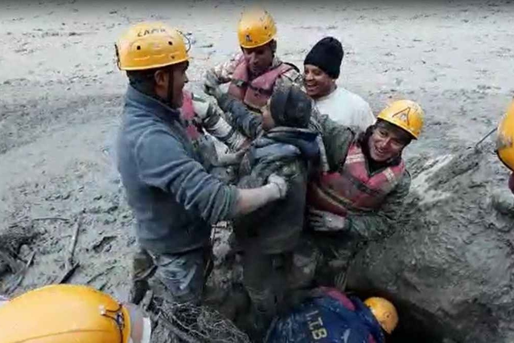 Giai cuu 12 cong nhan sau vu vo song bang o An Do hinh anh