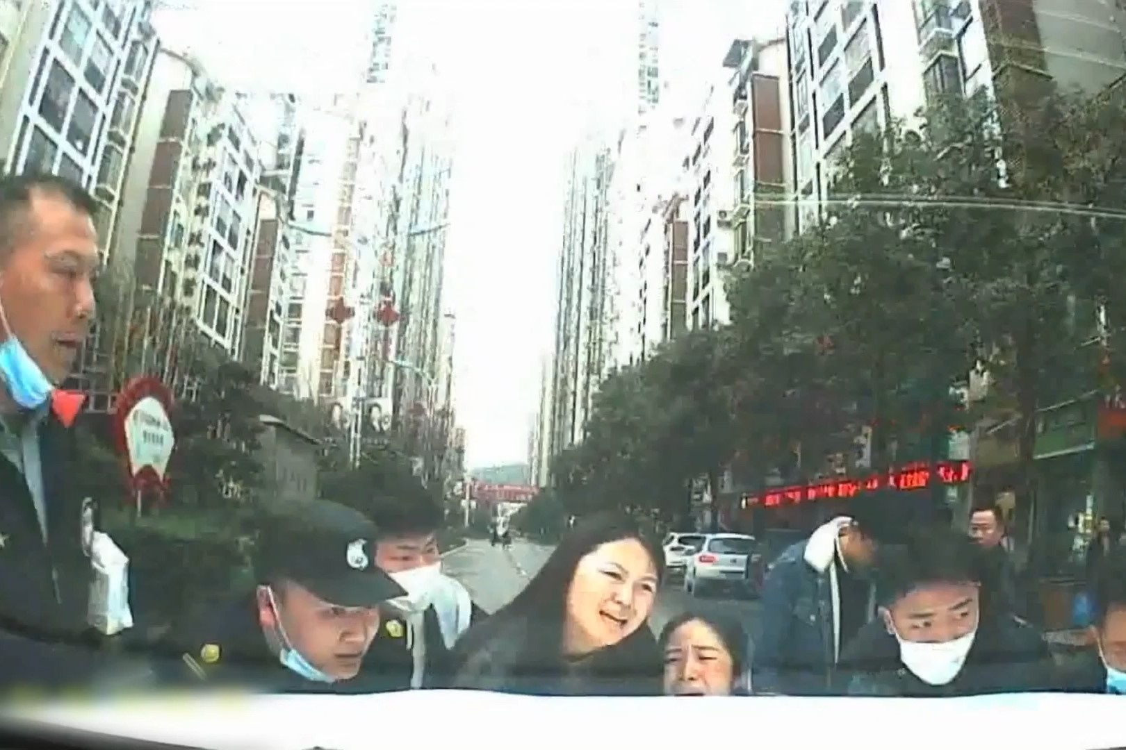 Nguoi qua duong nang oto, giai cuu hai me con o Trung Quoc hinh anh