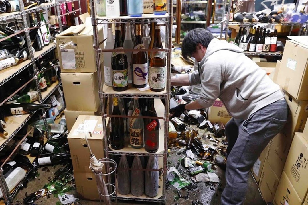 Gan 100 nguoi bi thuong sau tran dong dat 7,3 do o Nhat hinh anh