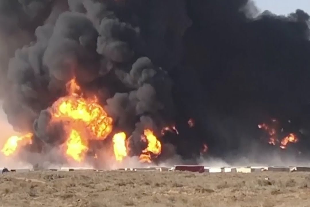 Chay 500 xe cho nhien lieu o bien gioi Afghanistan - Iran hinh anh