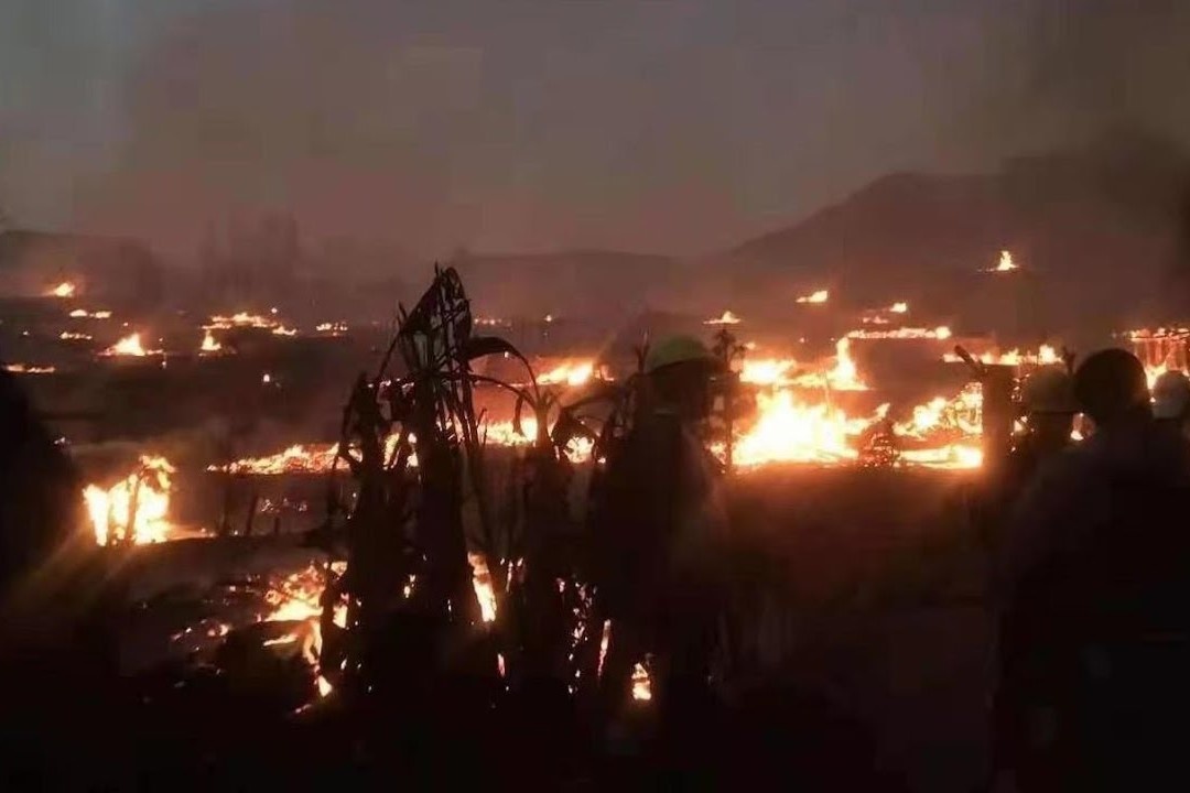 Lua thieu rui ngoi lang 400 nam tuoi o Trung Quoc hinh anh