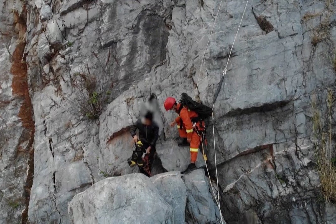 Giai cuu du khach mac ket giua vach da o Trung Quoc hinh anh