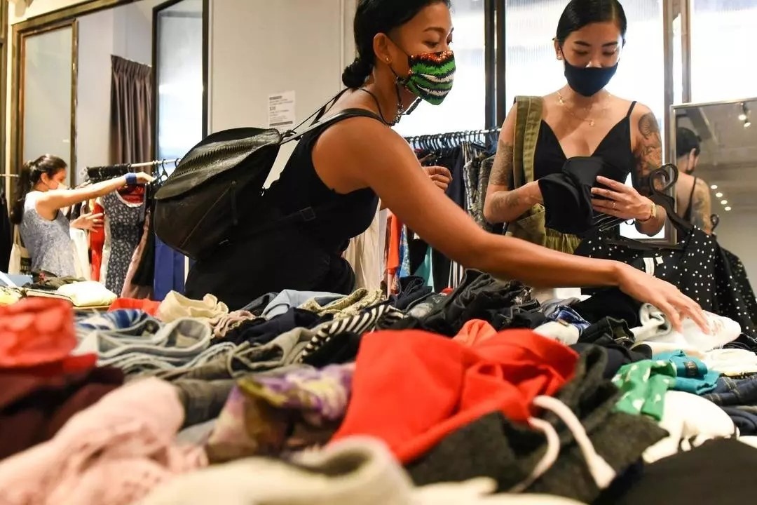 Van hoa doi quan ao cu o Singapore hinh anh